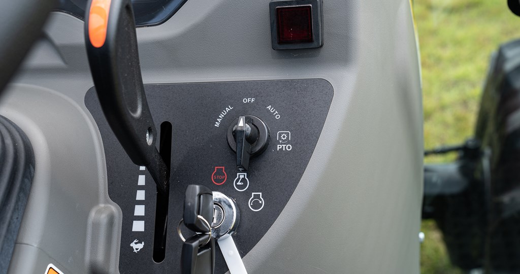 1. PTO mode switch (OFF, MANUAL, AUTO)